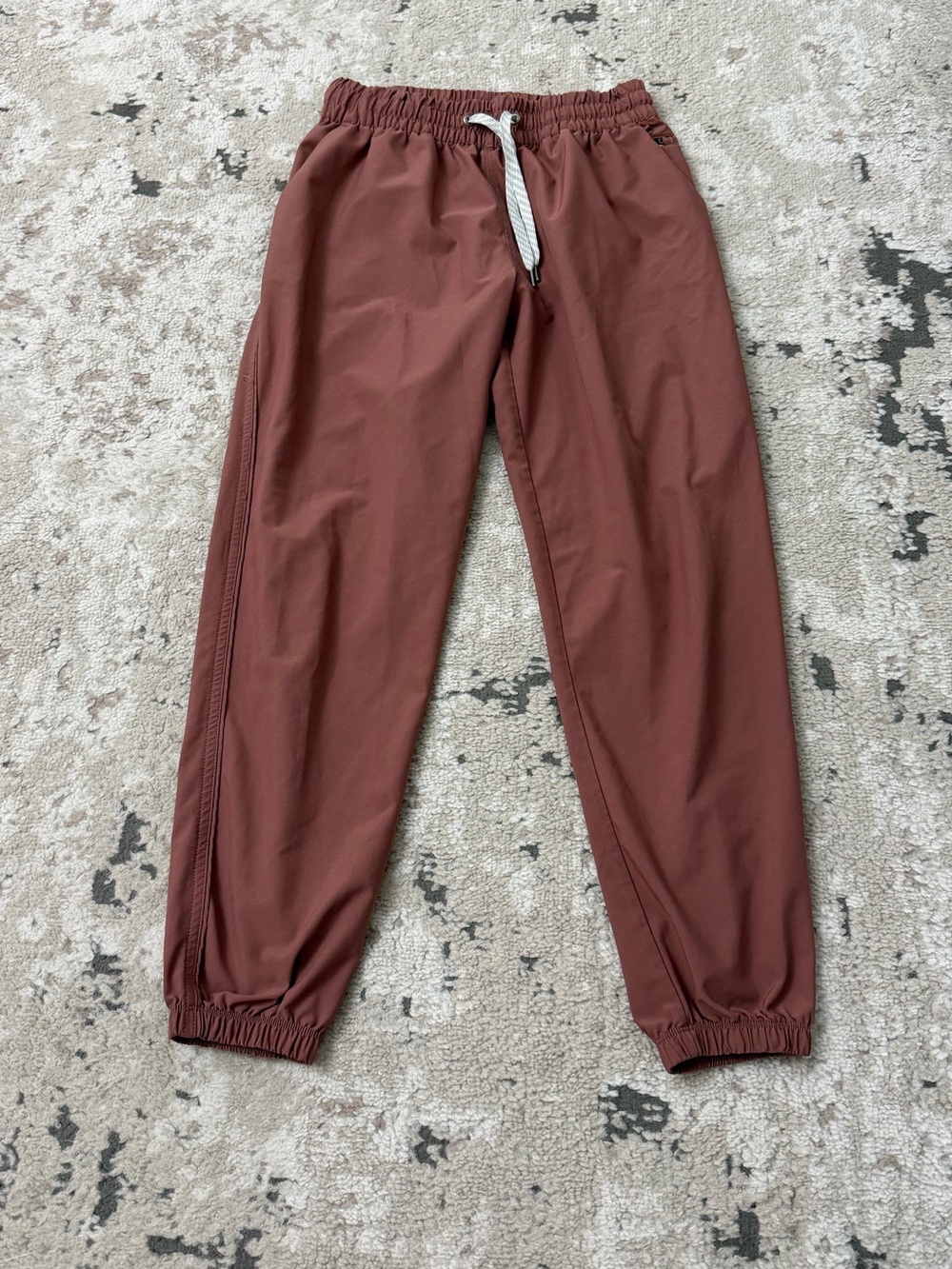 Vuori Drawstring Joggers Size Small in Rust